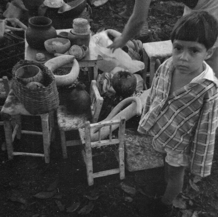 Imagem da peça 0052- Criança da roça na Feira do Troca