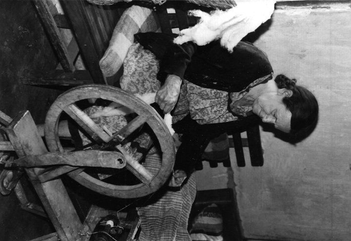 Imagem da peça 0057- Dona Ana fiandeira e tecelã