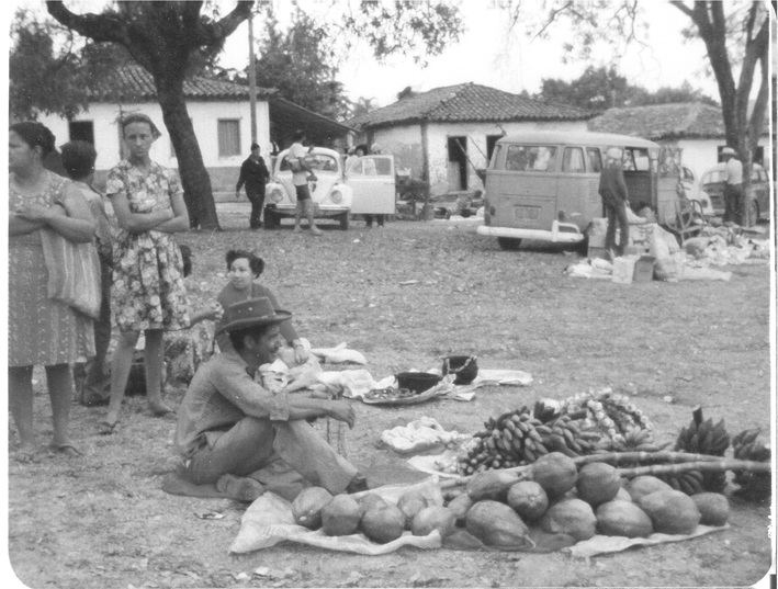 Imagem da peça 0046- Produtor rural na Feira do Troca